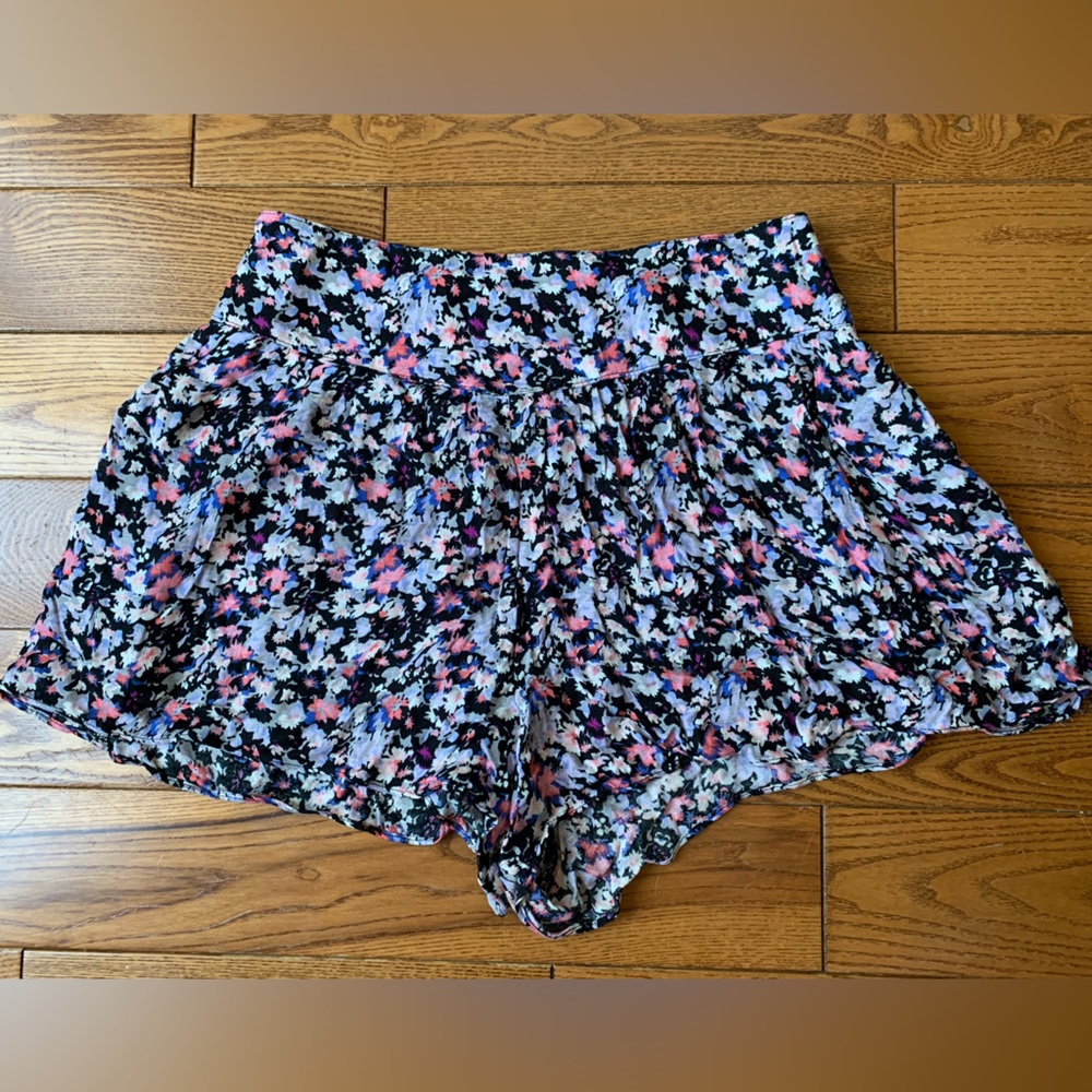 AE Flowy High-waisted Floral Shorts